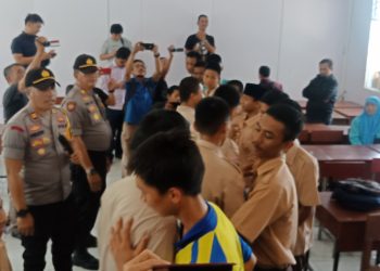 Para pelajar kedua sekolah berpelukan seusai didamaikan oleh pihak kepolisian. Foto : alam/detak.media