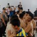 Para pelajar kedua sekolah berpelukan seusai didamaikan oleh pihak kepolisian. Foto : alam/detak.media