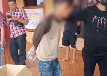 Pelaku pencurian yang diamankan oleh warga jalan Sei Serai, km 8 atas Tanjungpinang, Jum'at (27/9) siang, foto : Alam/detak.media