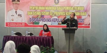 Kadispora kepri Maifrizon sedang menyampaikan kata sambutan di acara penyuluhan didampingi Kabid Kepemudaan Yeny Trisia Isabella S.sos.