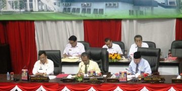 Jumaga Nadeak saat membuka Sidang