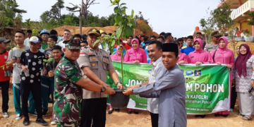 Anggota DPRD Provinsi Kepri Wahyu Wahyudin, bersama instansi terkait melakukan penanaman pohon di lingkungan SMAN 21 Kabil