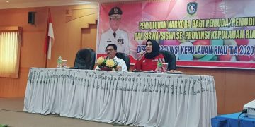 Kabid Kepemudaan Yeni Trisia Isabella bersama Narasumber Kepala BNN Kepri Richard Nainggolan di acara Penyuluhan Narkoba, Pelangi Rabu (19/2/2020)
