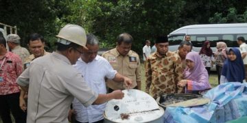 Turun ke lapangan. Tampak beberapa anggota komisi III DPRD Kepri meninjau pencemaran limbah minyak hitam di Kabupaten Bintan, Selasa (22/01/19).