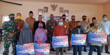 Foto bersama usai penyaluran BLT DD tahap I secara simbolis di Desa Batu Gajah, Kecamatan Bunguran Timur.