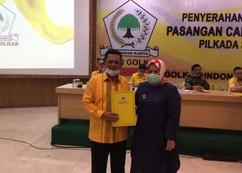 Ansar Ahmad dan Marlin Agustine pada saat menerima surat rekomendasi dari DPP Golka. Foto : ist