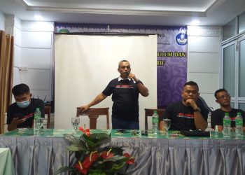 Amdi Cori Fatahuddin (tengah/berdiri) f : mael/detak.media