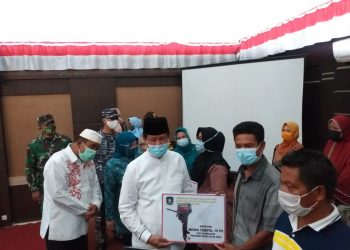 Plt Gubernur Kepri, Isdianto pada saat memberikan bantuan kepada nelayan, foto : Mael/detak.media