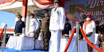 Bupati Natuna Abdul Hamid Rizal selaku inspektur upacara