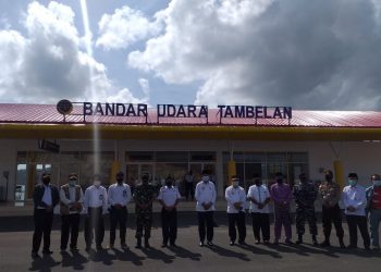 Gubernur bersama rombongan foto bersama di Bandara Tambelan, f : mael/detak.media