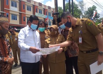 Gubernur Kepri bersama Plt Walikota dan Plt Kadis PU Kota Tanjungpinang pada saat mengecek jalan yang akan dibuat bundaran, f : Mael/detak.media