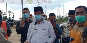 Isdianto beserta rombongan meninjau pembangunan jalan lanjutan trans Batubi-Kelarik Kabupaten Natuna
