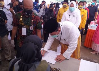 Paslon Aman pada saat melakukan pendaftaran di KPU Kepri, f : mael/detak.media