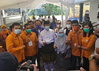 Insani foto bersama dengan tim pemenangan, f : mael/detak.media