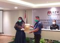 KPU Kepri menyerahkan berkas penetapan kepada masih masing LO Parpol, f : mael/detak.media