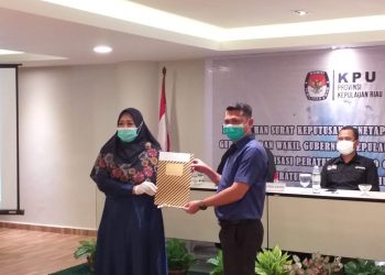 KPU Kepri menyerahkan berkas penetapan kepada masih masing LO Parpol, f : mael/detak.media