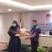KPU Kepri menyerahkan berkas penetapan kepada masih masing LO Parpol, f : mael/detak.media