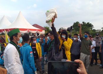 Mahasiswa mengangkat pempes yang dihadiahkan untuk Pjs Gubernur Kepri, f : Mael/detak.media