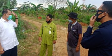 BPN bersama Perwakilan Camat dan Lurah, beserta pemilik lahan pada saat turun kelokasi, f : Alam/detak.mesia