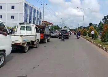 Antrian BBM Premium di SPBU Sei Carang beberapa hari yang lalu,f : Alam/detak.media