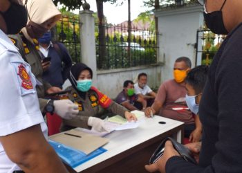 Petugas pada saat melakukan razia Protkes beberapa hari yang lalu, f : mael/detak.media