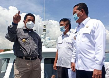 Pjs Gubernur Kepri, Bahtiar (menunjuk) pada saat berada di Kapal Kepri 01, f : ist/humas