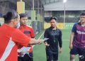 Jurnalis membagikan masker di salah satu lapangan futsal , f: ist