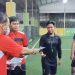 Jurnalis membagikan masker di salah satu lapangan futsal , f: ist