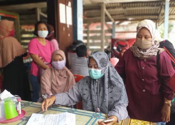 Belasan mantan karyawan saat mendatangi Perusahaan yang bergerak dibidang busana, f : mael/detak.media