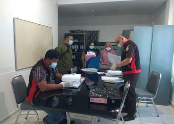 Tim dari Kejari Bintan pada saat melakukan penggeledahan di Kantor BUMD Bintan,f : Mael/detak.media