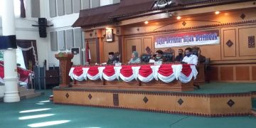 Ketua DPRD Tanjungpinang, Yuniarni Pustoko Weni membuka sidang paripurna penyampaian laporan hasil reses pertama, f : detak.media