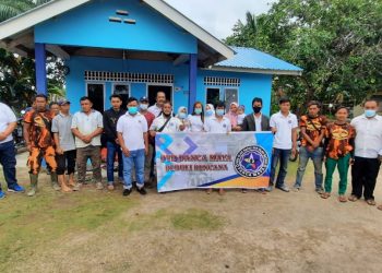 PTD Panca Maya Indonesia pada saat berbagi kepada salah seorang warga yng terdampak, f : ist