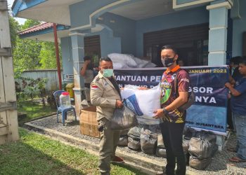 Perwakikan IPCN Kepri, Salmayudi (kiri) saat menyerahkan bantuan kepada warga yang terdampak, f : ist