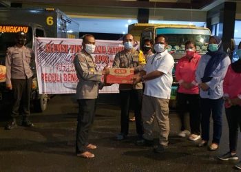 Perwakilan Alumni Akpol 98 menyerahkam bantuan, f : ist