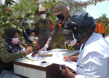 Satpol pp Tanjungpinang saat menggelar razia, f :mael/detak.media