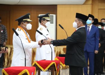 Menteri Dalam Negeri,Tito Karnavian (baju hitam) seusai melantik Pj Gubernur Kepri, Suhajar Dkantor di, Jakarta,f : ist