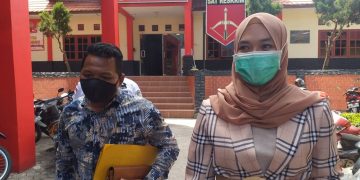 Oknum Anggota DPRD Tanjungpinang yang ditetapkan tersangka oleh Kepolisian terkait dugaan gelar palsu, Rini Pratiwi didampingi kuasa hukumnya, f : mael/detak.media