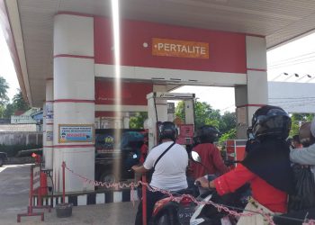 Warga saat mengisi BBM jenis Pertalite, f : maep/detak.media