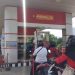 Warga saat mengisi BBM jenis Pertalite, f : maep/detak.media