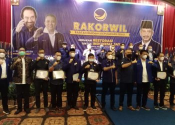 Pengurus DPW dan DPD Nasdem foto bersama seusai menggelar Rakorwil,f : ist