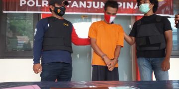 Pelaku (tengah) saat konfrensi pers di Mapolsek Tanjungpinang Timur, f : Mael/detak.media