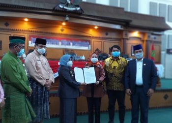 Walikota Tanjungpinang, Rahma menyerahkan dua nama calon wawako ke pimpinan DRPD seusai Paripurna, f : Mael/detak.media