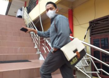 Salah seorang pejabat di BP Bintan, Yoriskandar yang diperiksa penyidik KPK di Balai Antan Seludang Mapolres Tanjungpinang, f : mael/detak.media