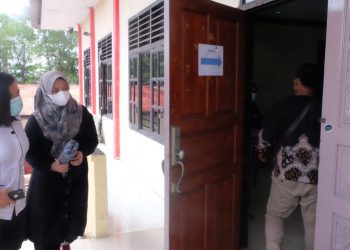 Deby Maryanti (pakai jilbab) saat memasuki ruangan Balai Antam Seludang didampingi dua ajudan, f : mael/detak.media