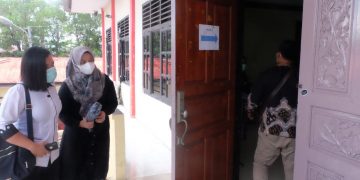 Deby Maryanti (pakai jilbab) saat memasuki ruangan Balai Antam Seludang didampingi dua ajudan, f : mael/detak.media