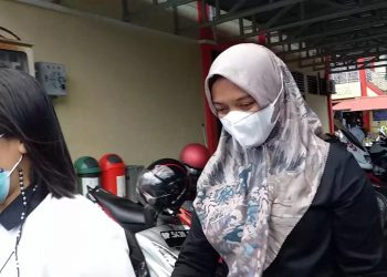 Debby Maryanti saat keluar dari ruang Balai Antam Seludang Mapolres Tanjungpinang didampingi ajudan,f : mael/deyak.media
