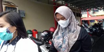 Debby Maryanti saat keluar dari ruang Balai Antam Seludang Mapolres Tanjungpinang didampingi ajudan,f : mael/deyak.media