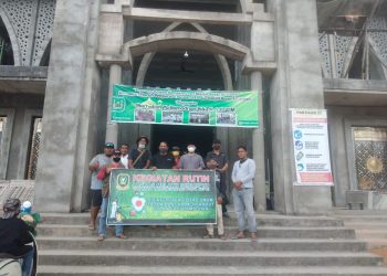 Laskar Serumpun Melayu foto bersama seusai melakukan penyemprotan disinfektan di salah satu Masjid, f : ist