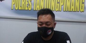 Kasat Narkoba Polres Tanjungpinang, AKP Ronny Burungudju, f : Mael/detak.media