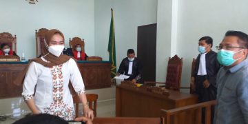 Anggota DPRD Tanjungpinang, Rini Pratiwi seusai menjalani sidang perdana, f :mael/detak.media